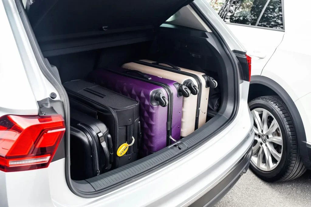 valise souple et valise dure occupant un espace différent